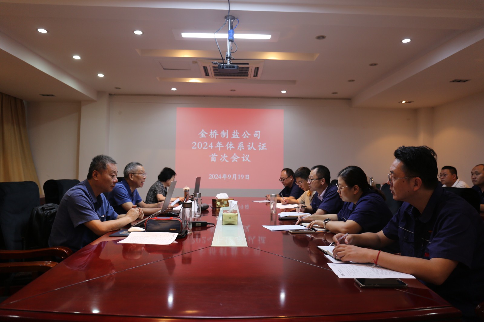 近日，金橋制鹽公司通過北京世標(biāo)認證中心審核，給予食品安全管理體系、環(huán)境管理體系和職業(yè)健康安全管理體系認證“保持認證資格”的監(jiān)督審核結(jié)論，給予質(zhì)量管理體系認證“再次注冊”的再認證審核結(jié)論。通過審核，是對公司精細化管理成果的檢驗，促進公司內(nèi)控管理水平持續(xù)提升。（李曉月）