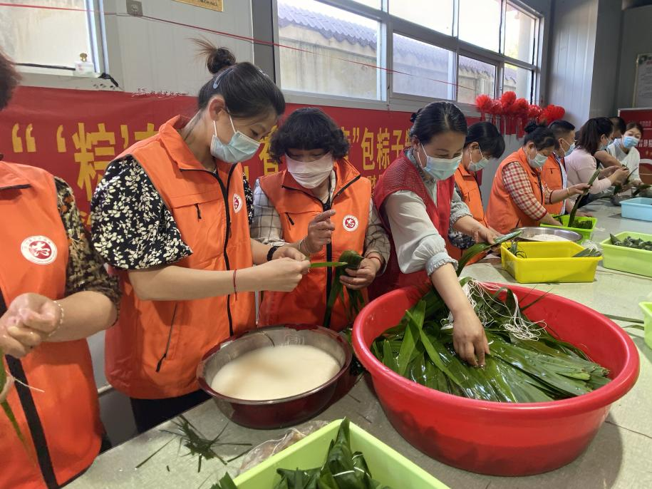 青口供電所黨支部聯(lián)合生產(chǎn)生活服務(wù)中心分會(huì)、黃沙坨社區(qū)，共同舉辦“悠悠艾草香 濃濃端午情”系列活動(dòng)。.png
